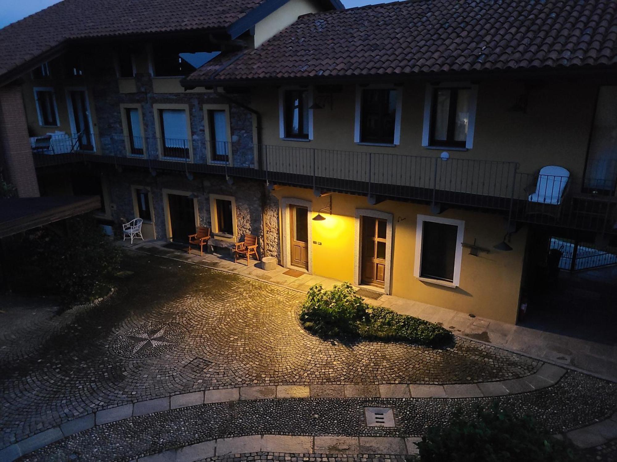 Robin'S Nest Hotel Paruzzaro Exterior photo