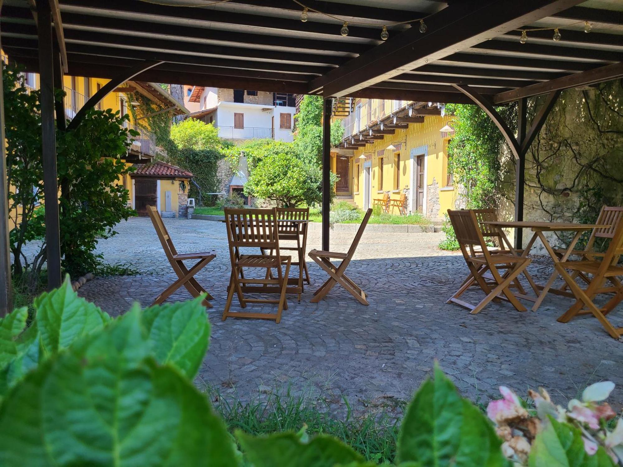 Robin'S Nest Hotel Paruzzaro Exterior photo