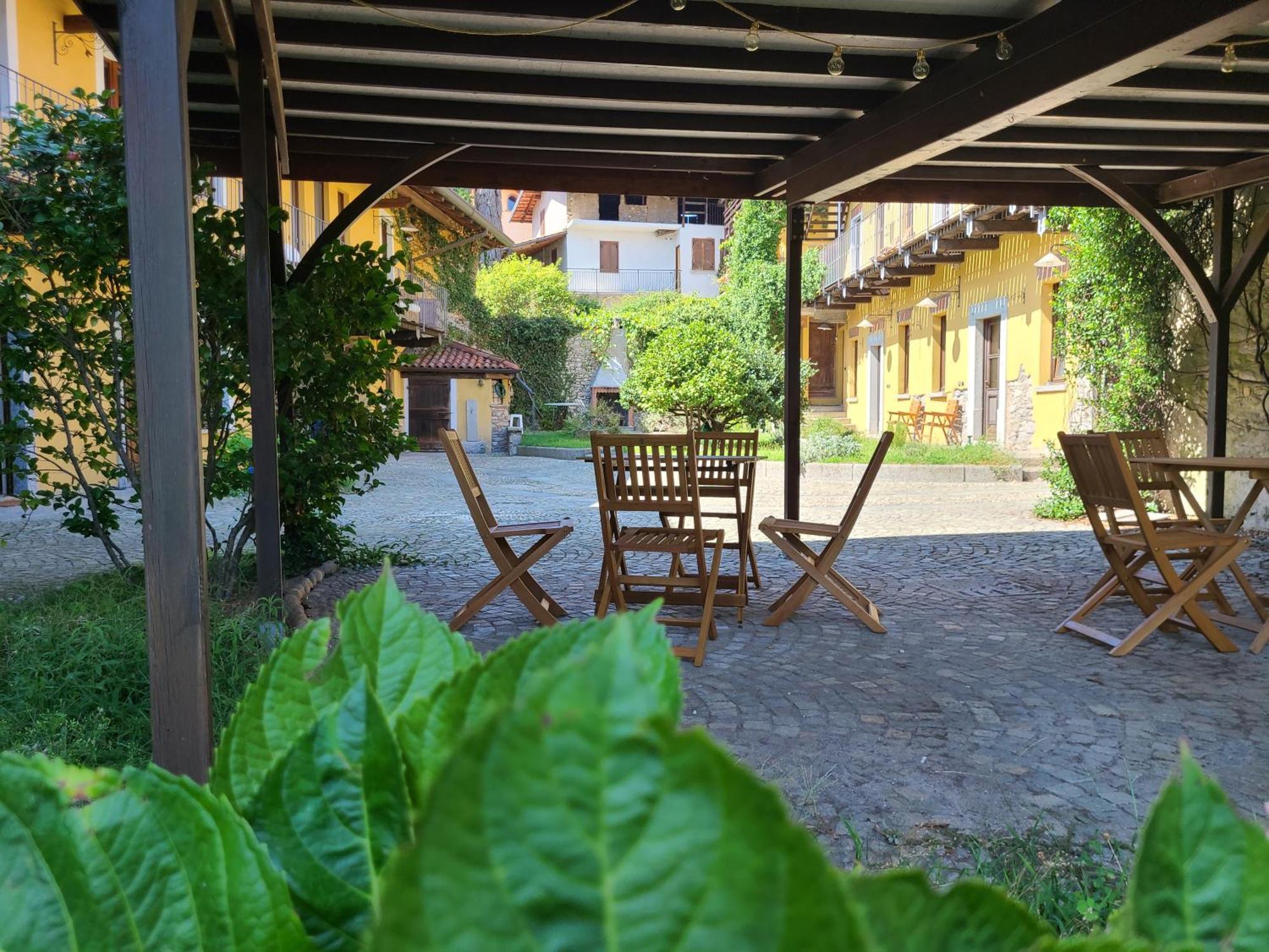 Robin'S Nest Hotel Paruzzaro Exterior photo