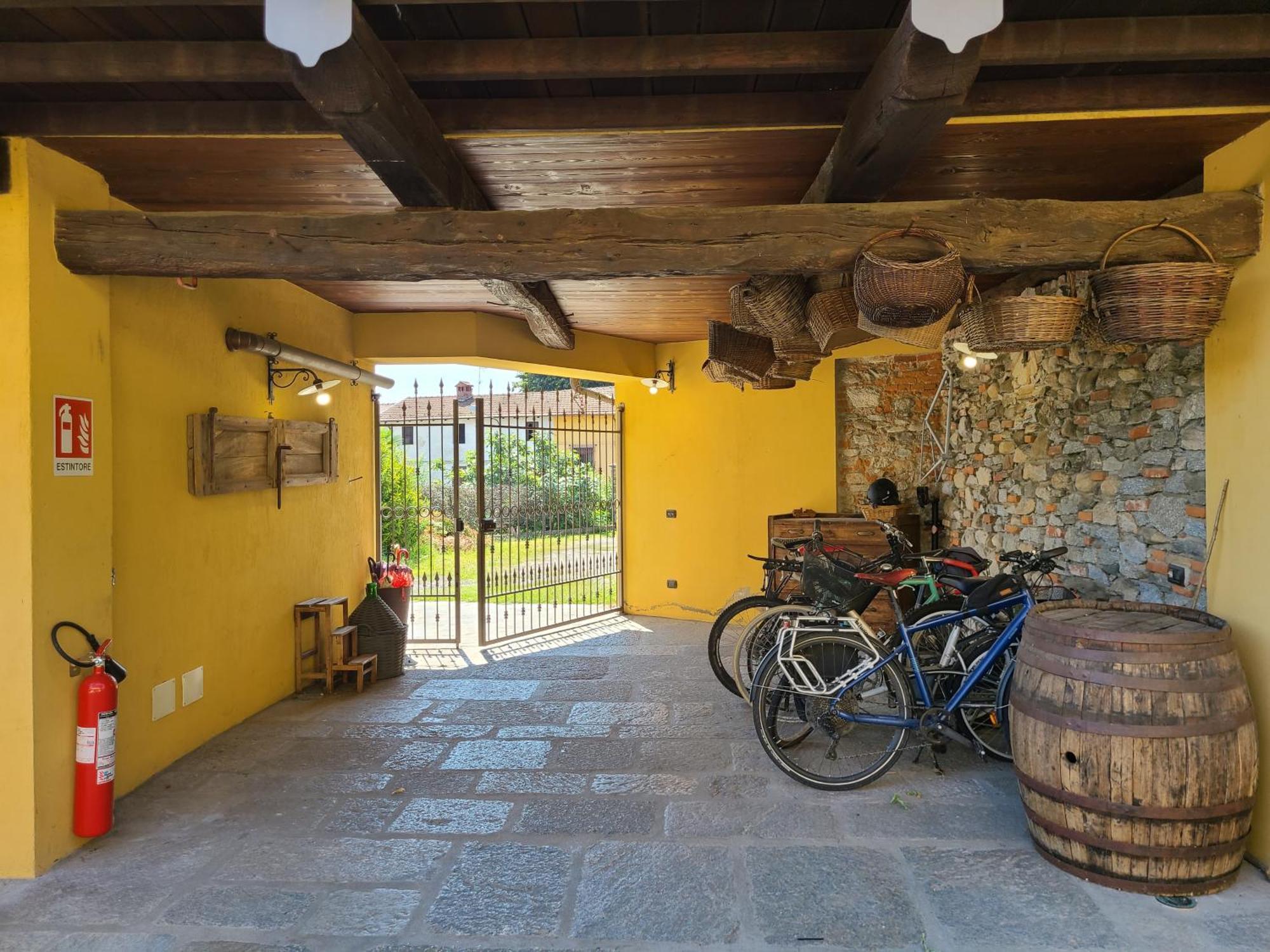 Robin'S Nest Hotel Paruzzaro Exterior photo