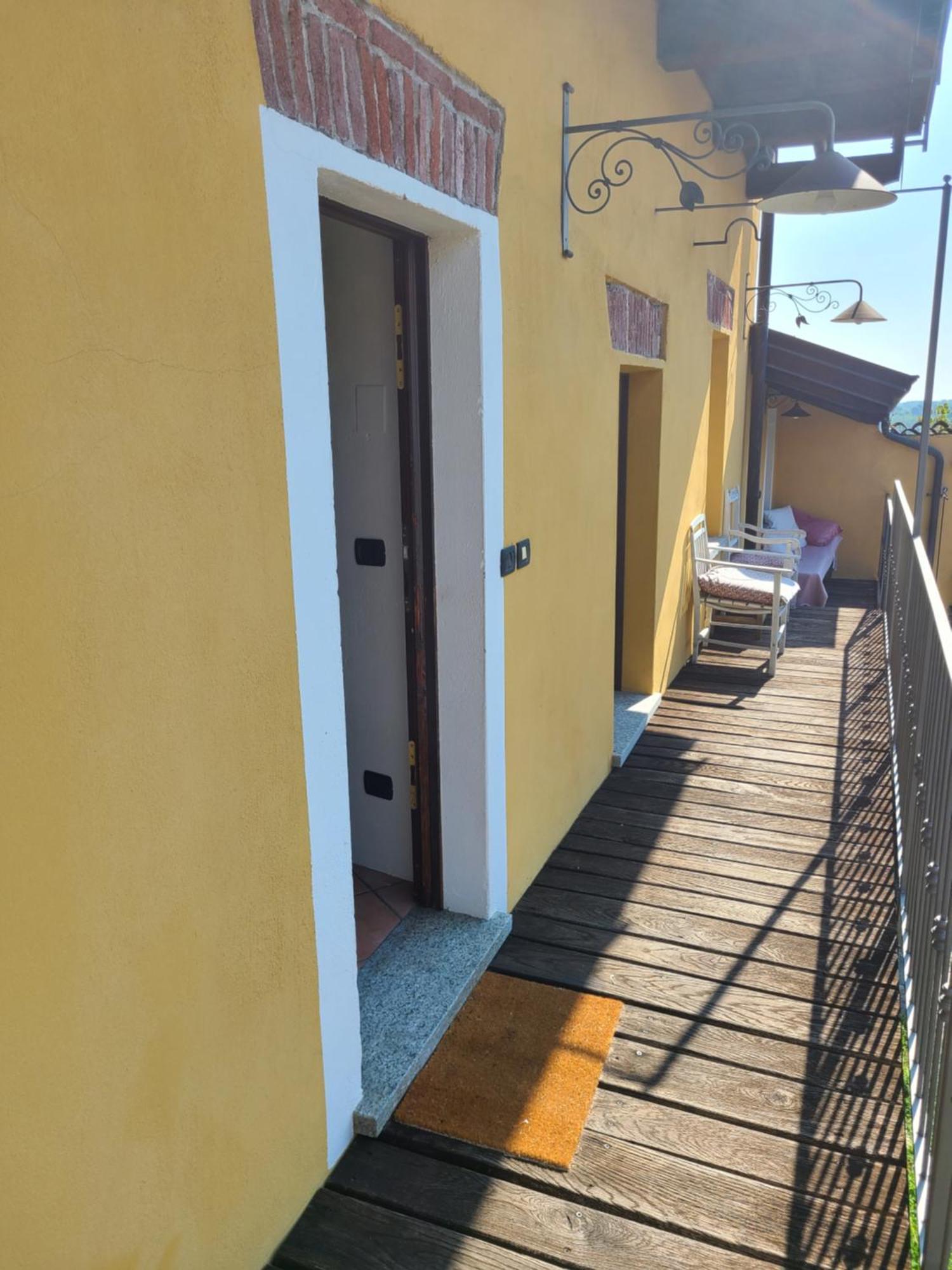 Robin'S Nest Hotel Paruzzaro Exterior photo