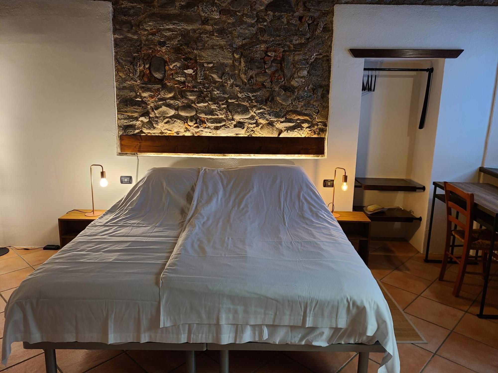 Robin'S Nest Hotel Paruzzaro Room photo